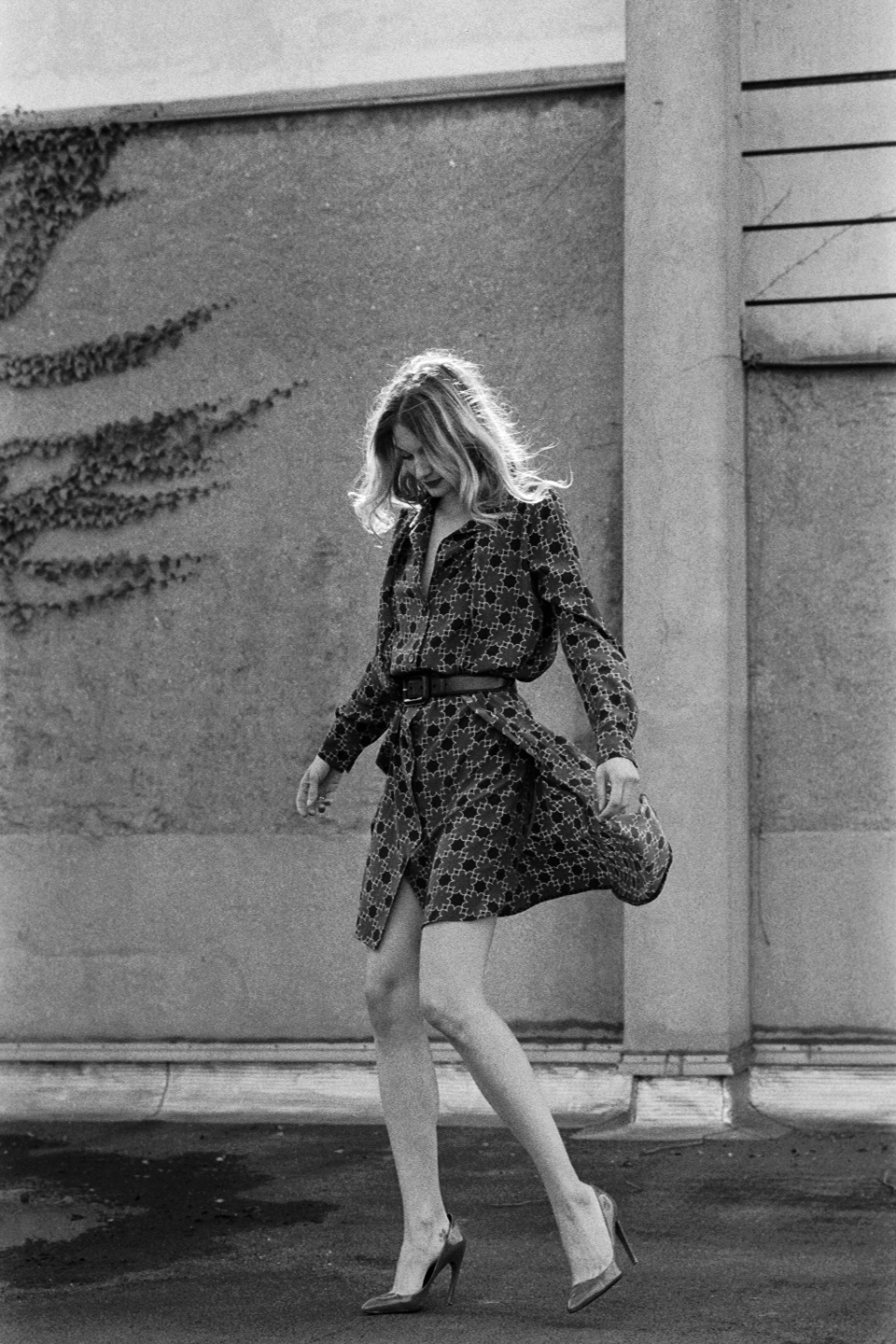 Leslie Masson dancing on the roof photographed by Luigi Cassinelli